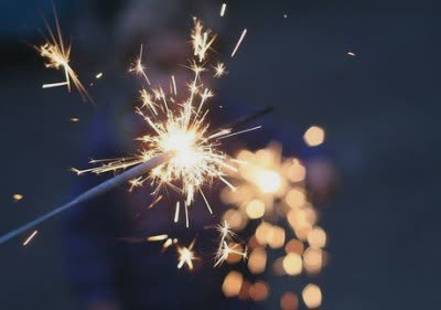 忧伤的说说：青春就像一场烟火，美得让人窒息，却短暂到让人落泪